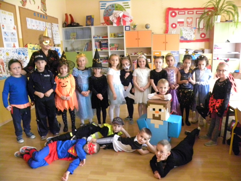 Zabawa andrzejkowa w przedszkolu w Iwaniskach